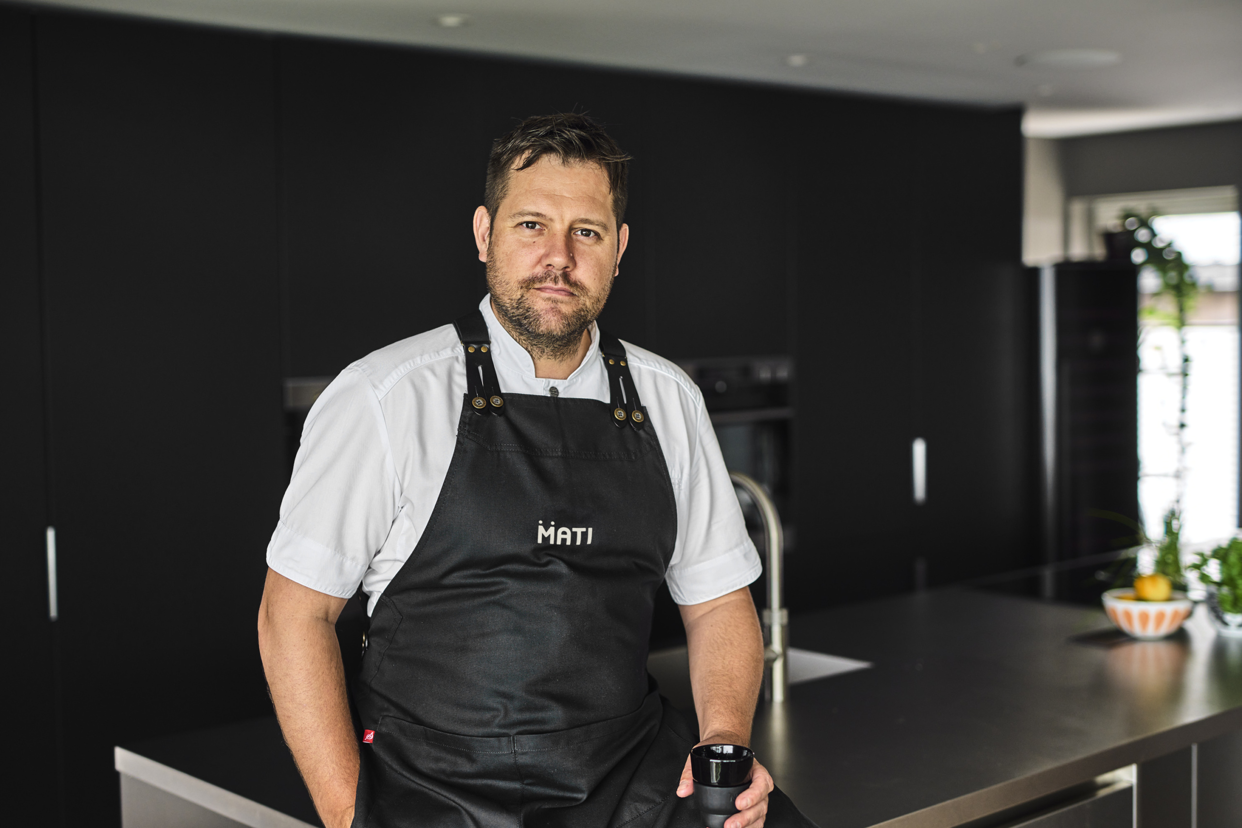 Viser kokk og fine serviser