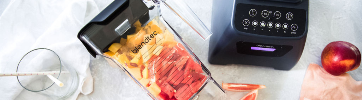 Blendtec blender med frukt på kjøkkenbenk for sunne smoothies.